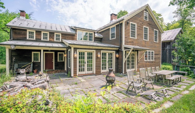 Black Walnut Tree Farm: Farmhouse on 50 Acres