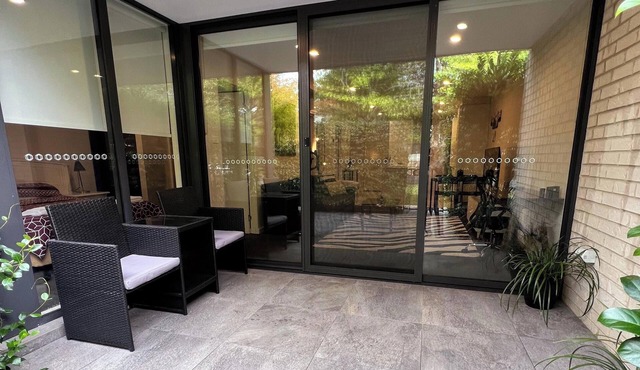 Black & White Delight - 2bd 2bth
