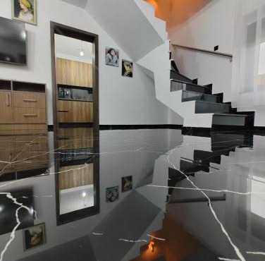 Black&White House