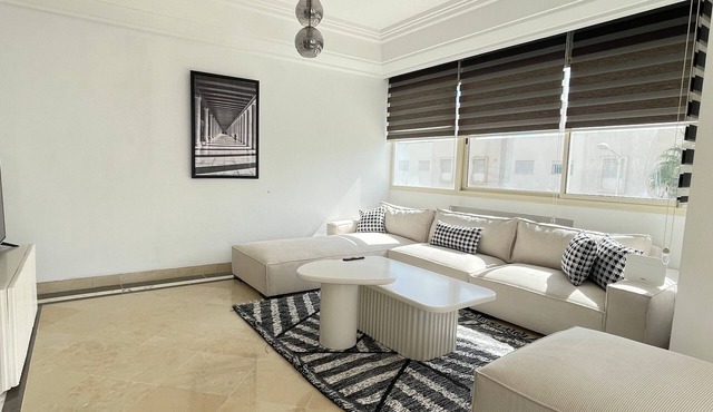 Black & White: Modern & Spacious