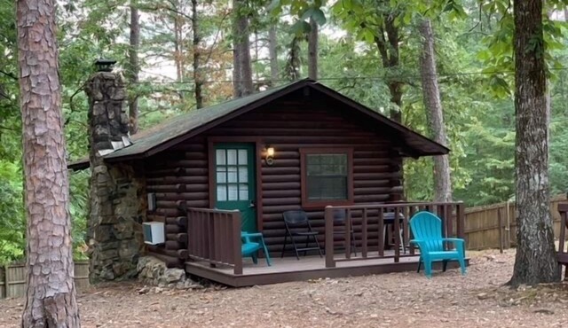 Blackberry Bungalow | Sleeps 4 | Fireplace, Fire Pit & Near Beavers Bend