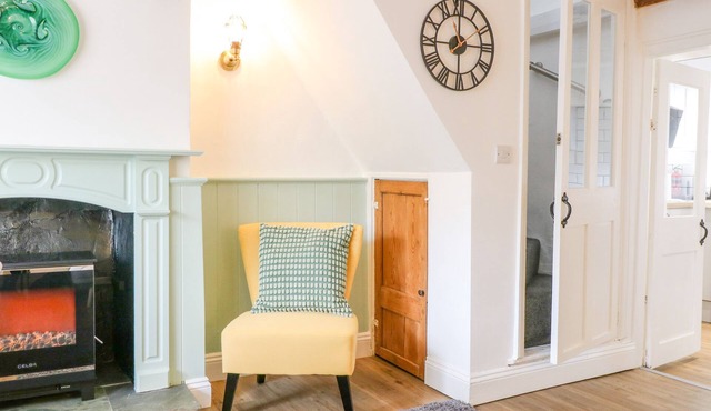 BLACKBIRD COTTAGE, pet friendly, with a garden in Kettering