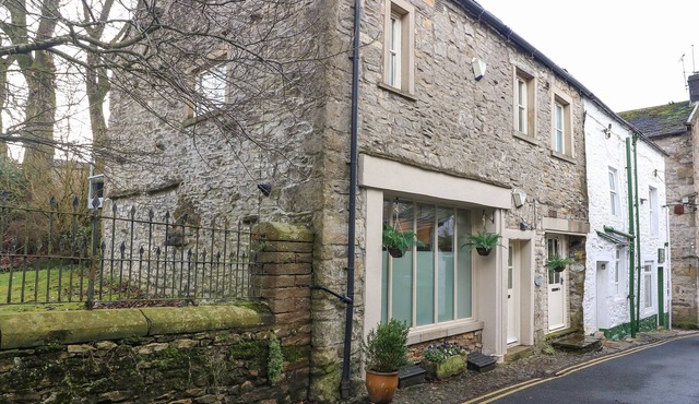 BLACKSMITH COTTAGE, pet friendly, with a garden in Grassington