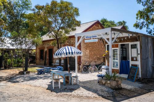 Blacksmith Cottage - Stay in Blacksmith's Lively Hub