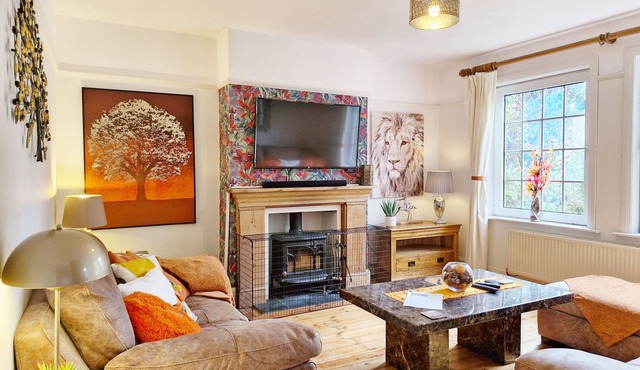 Blacksmiths Cottage - a cottage that sleeps 10 guests in 4 bedrooms