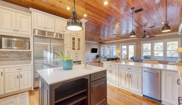 Blackwater Bay Hideaway by AvantStay | Waterfront, Pool, Dock, Hot Tub