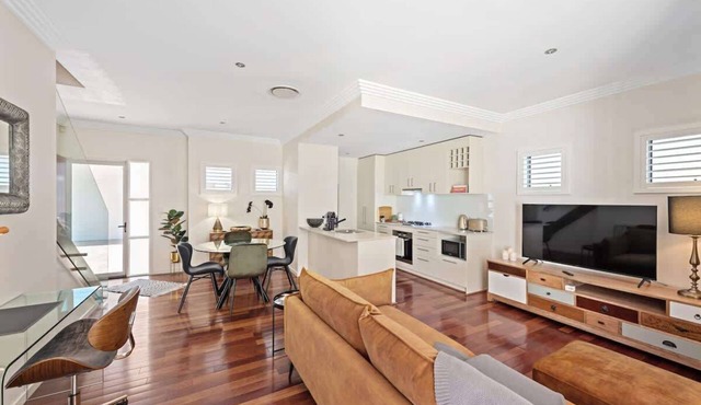 Blissful Bulimba ~ 3Bed/2.5Bath/1Car ~ Townhouse