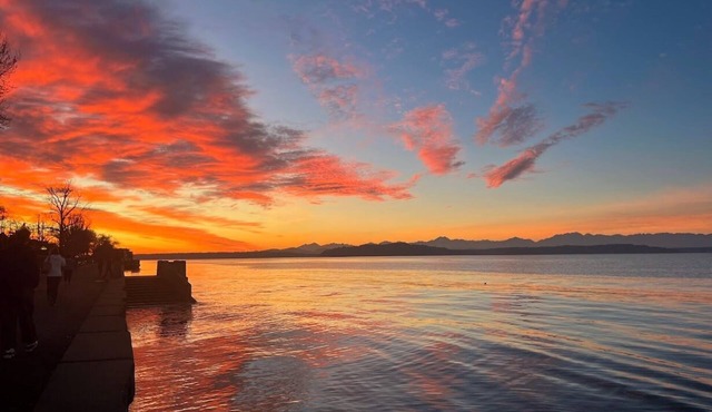 Blocks from Alki Beach with AC & Hot Tub