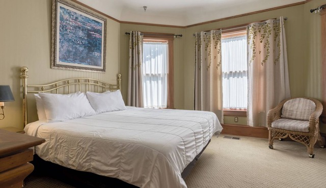Blocks from Ocean - KING BEDROOM SUITE