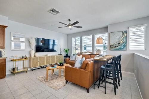 Blocks To Beach - Coastal Beach Decor - Garage Parking - Gated Community - 30 Day Fully Furnished