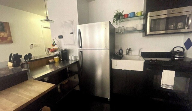Bloomfield~ West Penn~ Elevator~Parking~King Bed