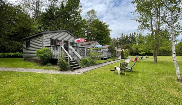 Blu Jay-Cedar Garden Cozy Cottage #6 for a relaxing getaway