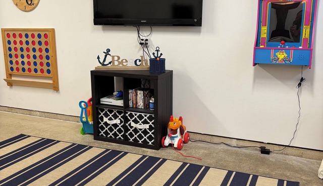 Blue Anchor Cottage - pet friendly retreat! Game room, walk to beach!
