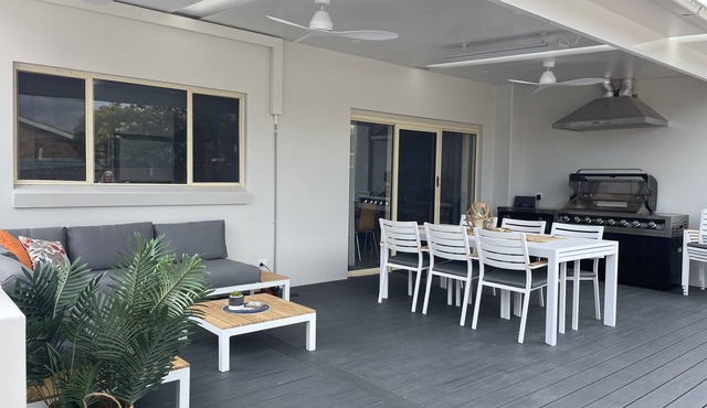 Blue Bay - Close to Fingal Bay Beach. Mid Week Stay Special Now On.