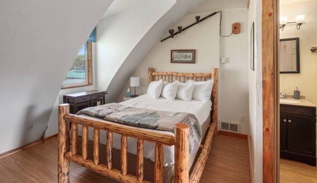 Blue Bird Mini Studio! 6 miles to Glacier National Park