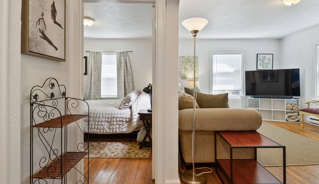 Blue Bungalow - Close To Downtown & Autzen 2 Bedroom Home