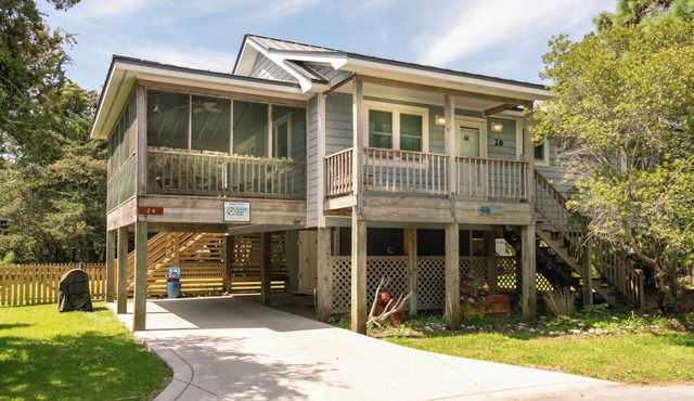 Blue Crab: Spacious screened porch, short stroll to Ocracoke Coffee Co.