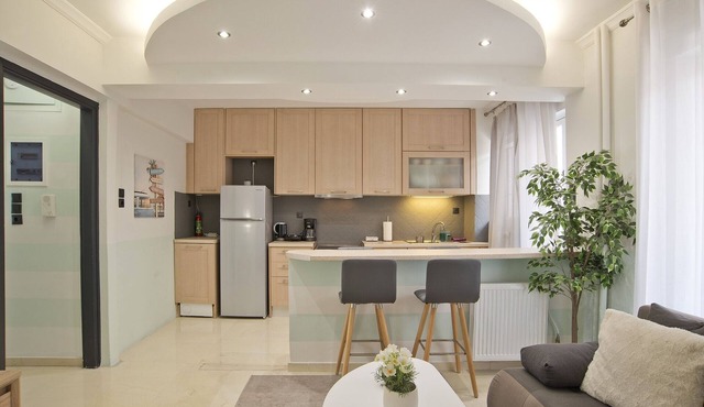 Blue Dream Modern Piraeus Apt, Walk to Beach