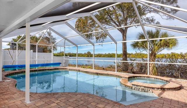 Blue Heron Lakeview Pool Home Close to Clearwater