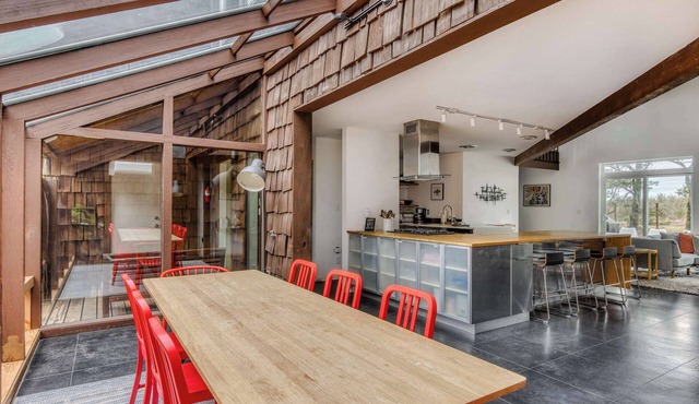 Blue Heron: Modern Retreat, Hot Tub, Chef Kitchen