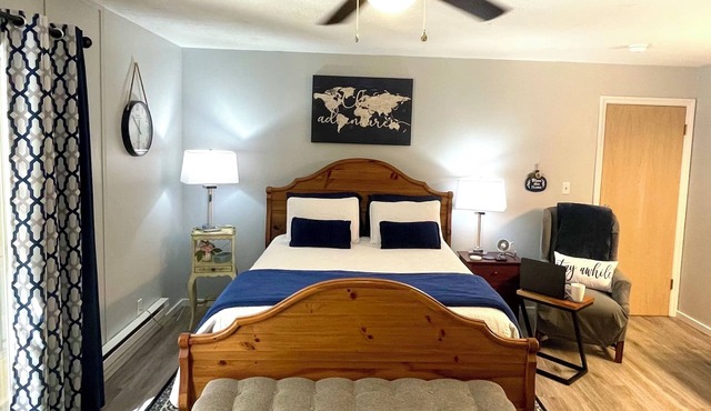 "Blue House Suite: A Serene Retreat in Proximity to the Airport"