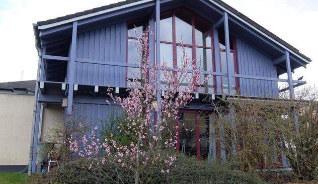 Blue house - Une maison bleue - 2-bed vacation apartment shower/WC, up to 4 pers.