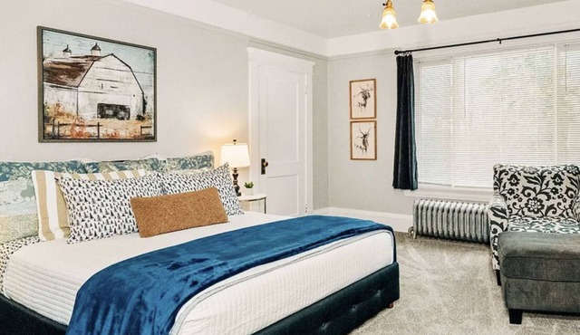 Blue Jay - Charming Upper Level Duplex Near Downtown
