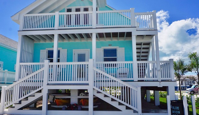 Blue Moon West - Steps from the Beautiful Beach!