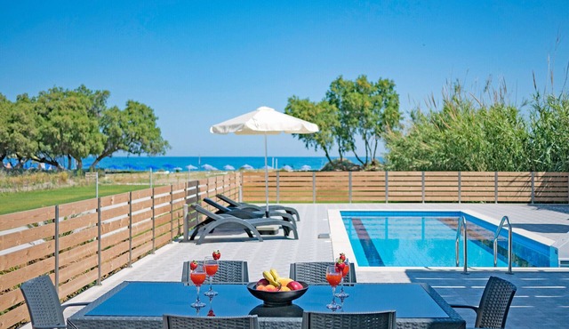 Blue oyster Beachfront villa, No car needed 1