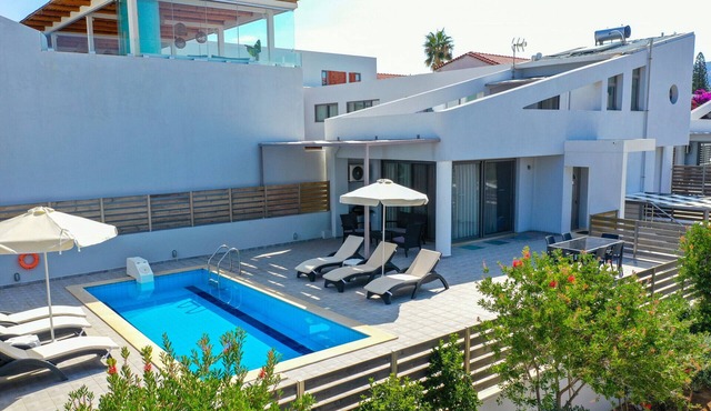 Blue oyster Beachfront villa, No car needed 3