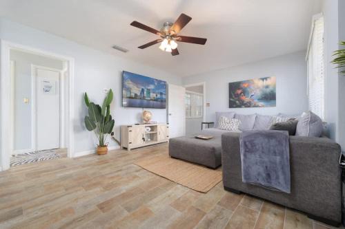 Blue Palm Front Home - Team Joseph Ellen