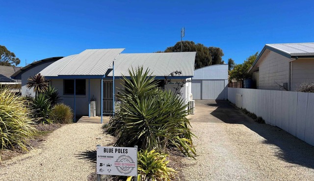 Blue Poles -Available JuneLWk Min2nights Pet Friendly Outside
