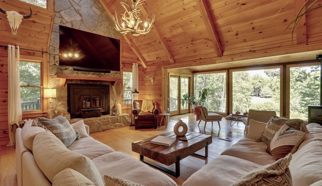 Blue Ridge Manor - Mountain Luxury Cabin