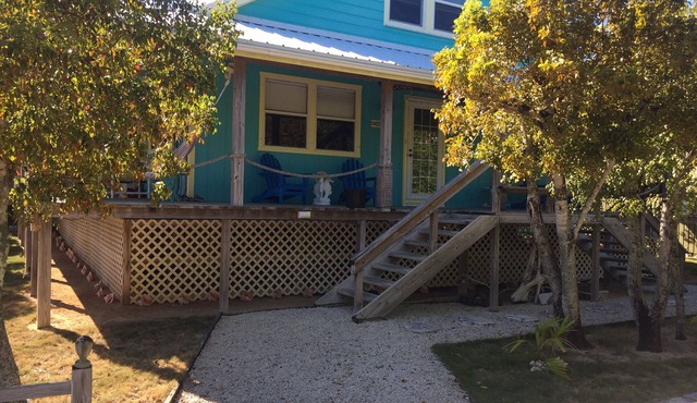 Blue Sargasso Cottage, Man O War, One block from Beach, 3 BR-3BR