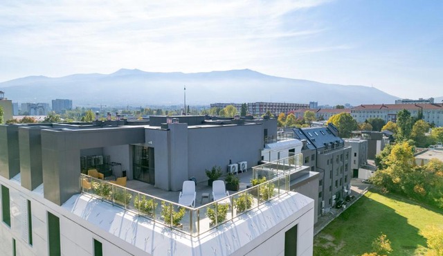 Blue Sky Penthouse with Dedicated Parking spot and Panorama Views