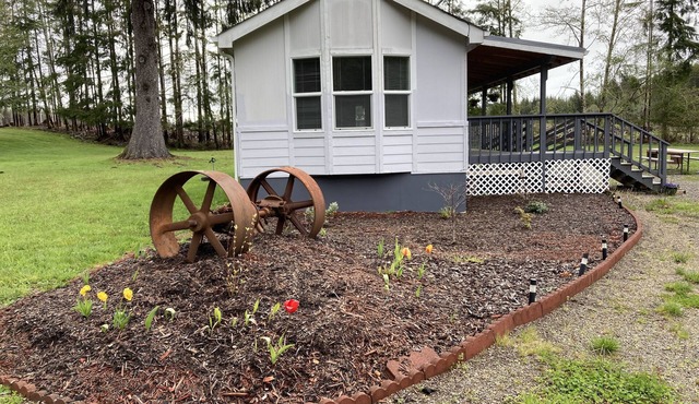 Blue Spruce Meadow: Comfortable, Private, Cozy and just 7 miles from 2 beaches