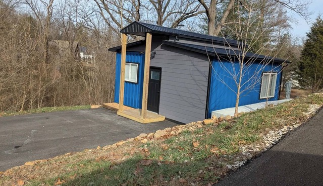 Blue Tin Inn - Charming 1-bedroom Shipping Container Home in French Lick