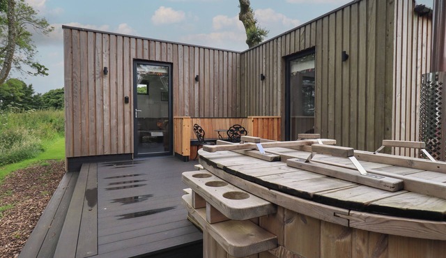 BLUEBELL CABIN, pet friendly, with hot tub in Ullswater