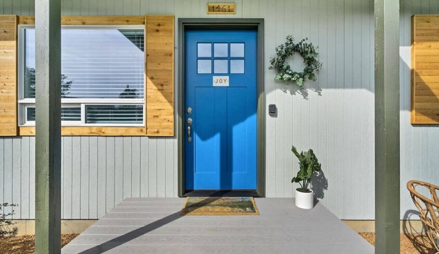 Bluebird Day - 2 King Beds, Dog Friendly, Walkable!