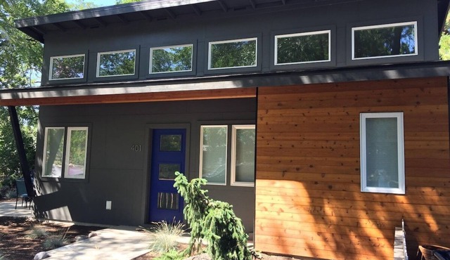 Bluebird Day - Crater Retreat: Cozy 3BR home, perfect for relaxing getaways.