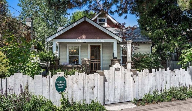 Bluebird Day - River West: A serene riverfront retreat in Bend, OR, with 3 beds and stunning views.