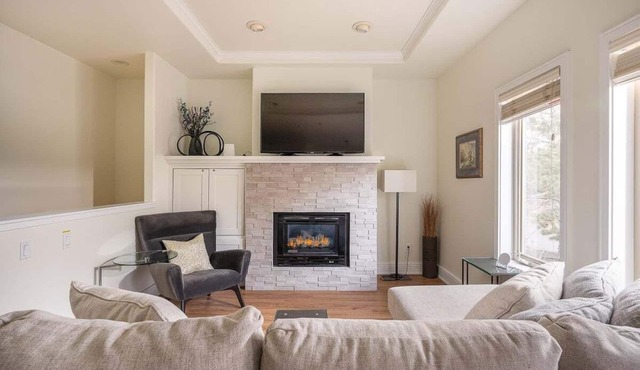 Bluebird Day - Timber Ridge, a 3-bed townhome in Broken Top Resort!