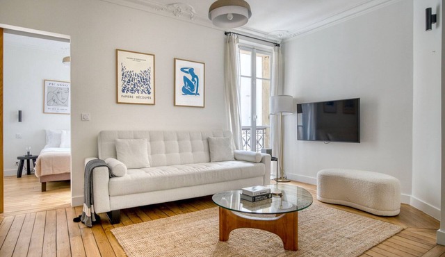 Blueground | Anatole-France, fully furnished