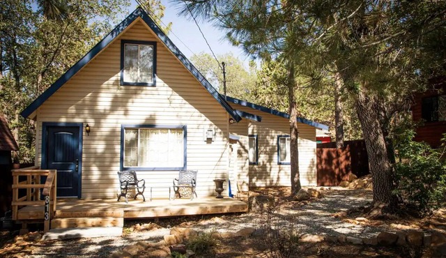 BlueJay Chalet - Cozy Modern Cabin - Sleeps 6!