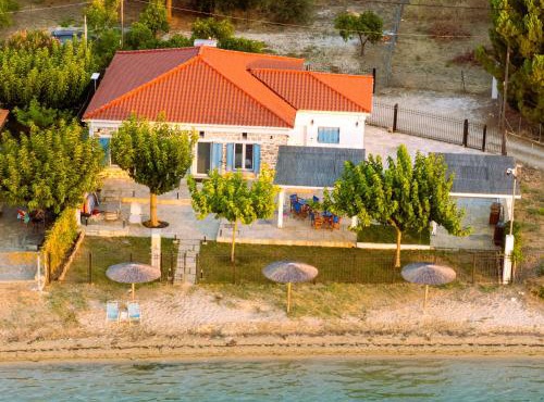 Bluevera sandy beachfront villa-Aidipsos bay