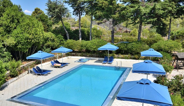 BlueWhite Studio - Getaway by the Pool