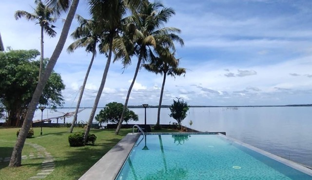 BLUSALZ MANOR Waters Edge Kochi