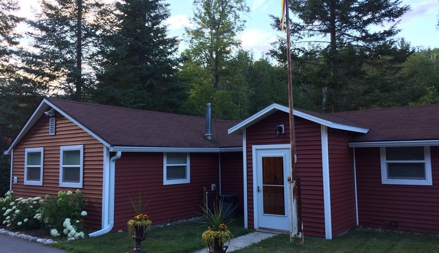 Boardman River Cottage, 2 bedroom 1 Bath steps away from the banks of the river