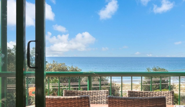 Boardwalk Pacific 8 - Beachfront Bilinga - Min. 3 Night Stays!