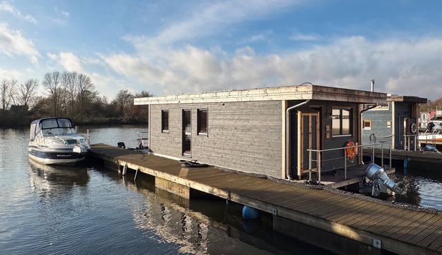 Boat 'Hausboot Diva Mit Kamin - Winter' with Private Terrace and Wi-Fi